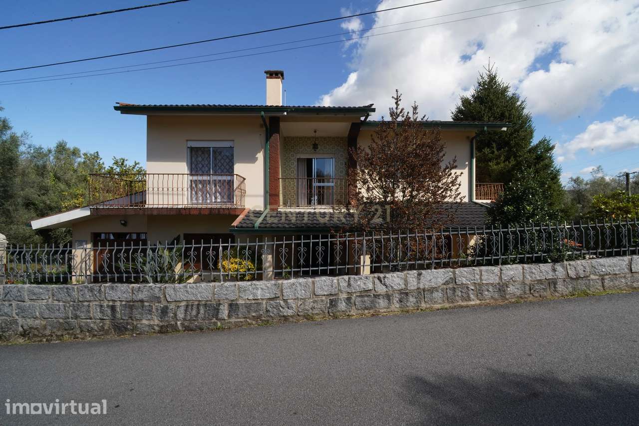 Vende-se propriedade composta por 2 moradias, em conjunto com artigo r - Grande imagem: 3/45