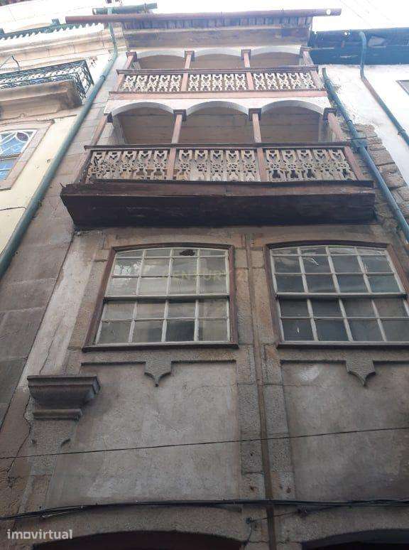 Prédio de 4 pisos, com varandas, no centro histórico da cidade de Chav - Grande imagem: 2/27