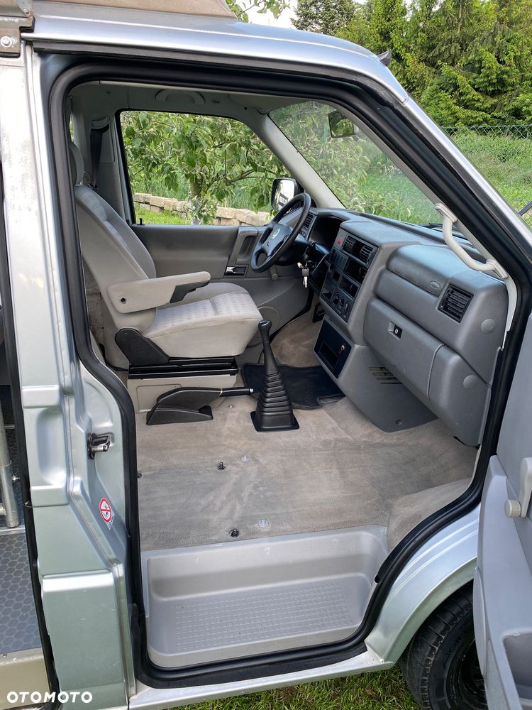 Volkswagen Caravelle - 11