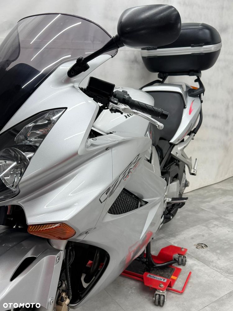 Honda VFR - 16