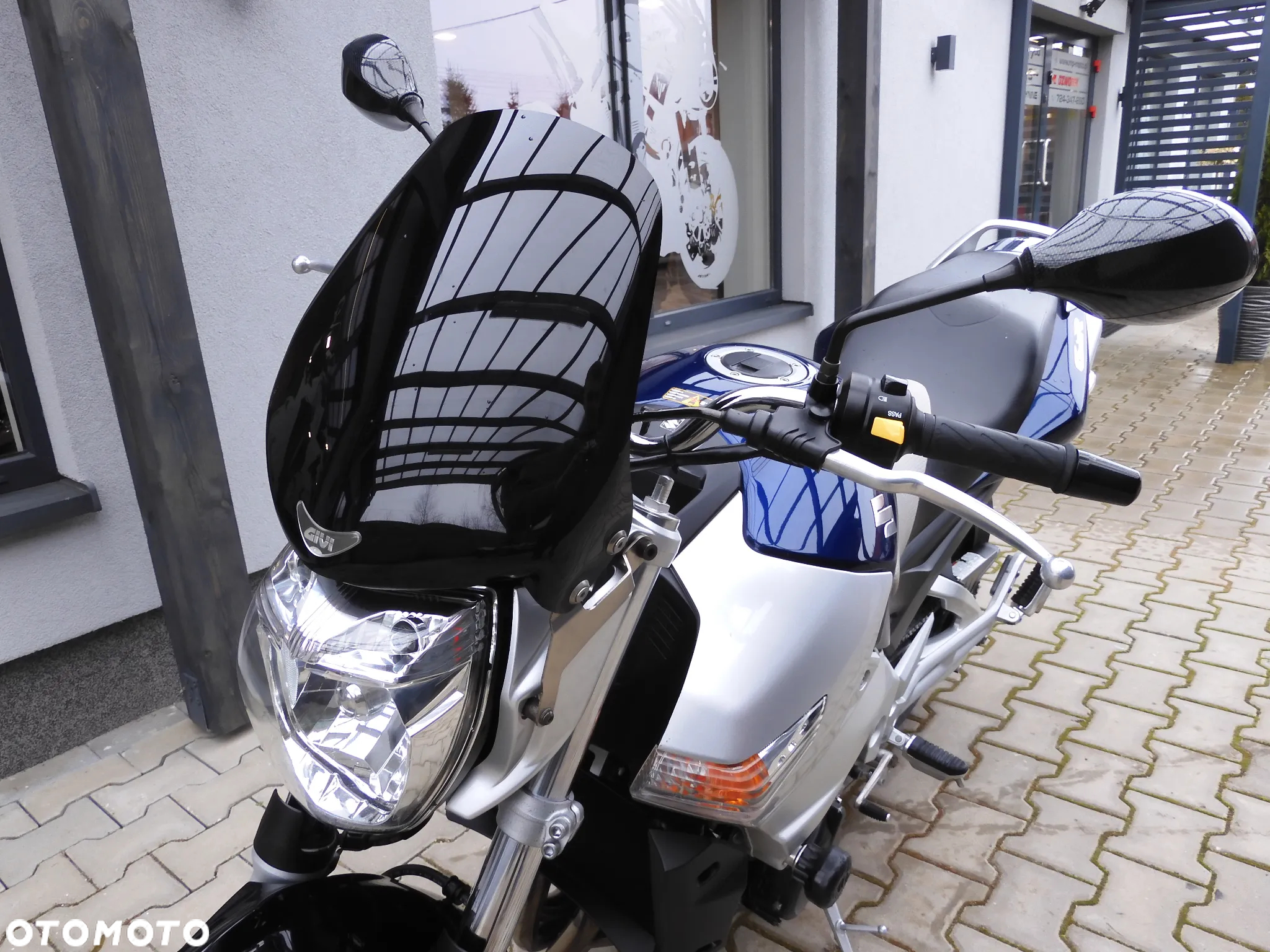 Suzuki GSR - 23