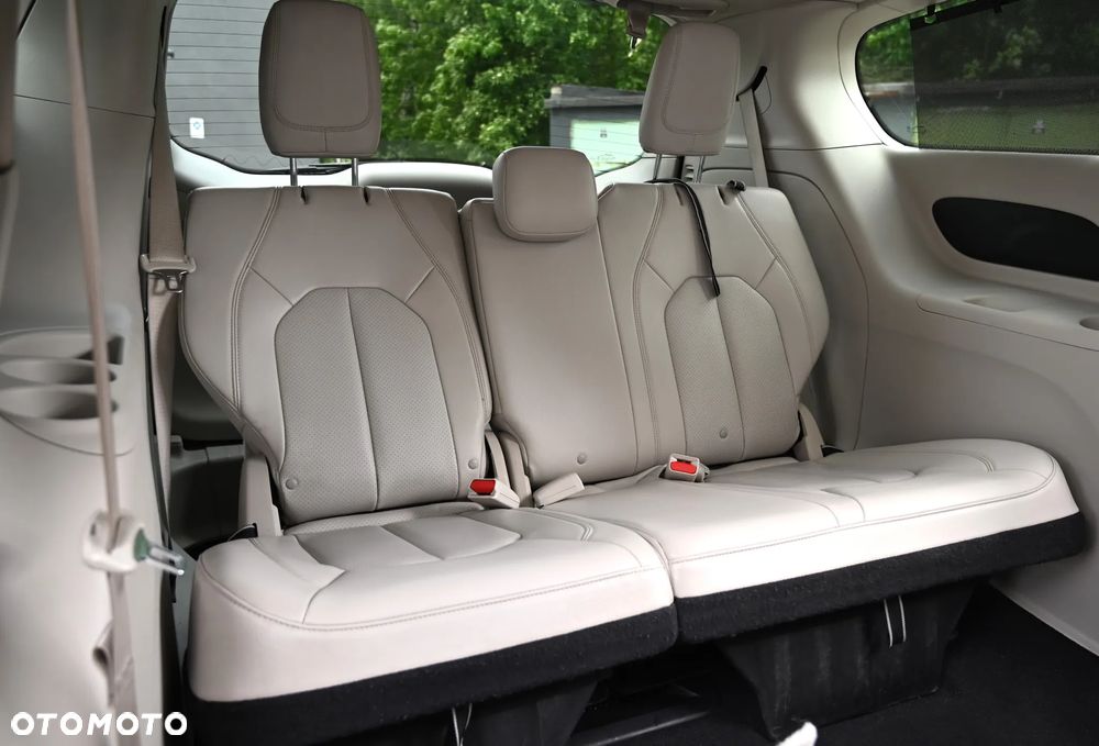 Chrysler Pacifica - 36