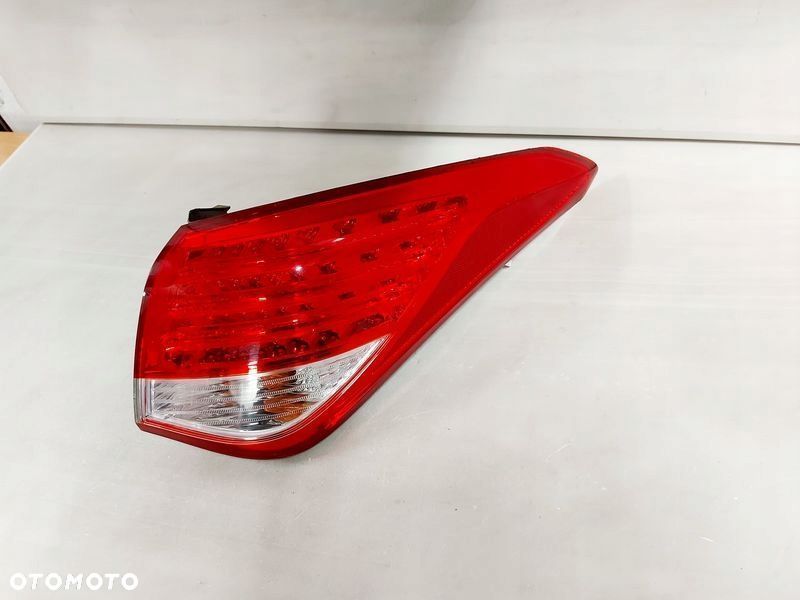 hyundai i40 sedan lampa prawy tył 92402-3z3 - 1
