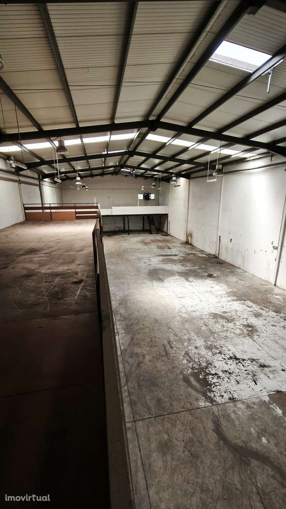 Armazém industrial, com uma área de 750m2, localizado na Z.I. Canelas. - Grande imagem: 3/14