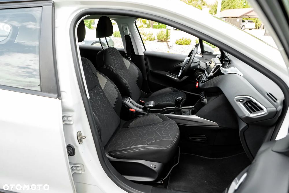 Peugeot 2008 1.6 BlueHDi Allure S&S - 23