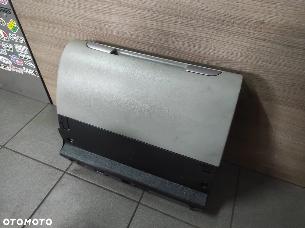 AUDI A3 8P 8P0 SCHOWEK PASAŻERA JASNY BEŻOWY CAŁY  WYSYŁKA !!!! - 3