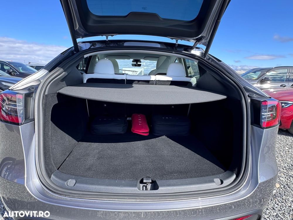 Tesla Model Y AWD Performance - 32