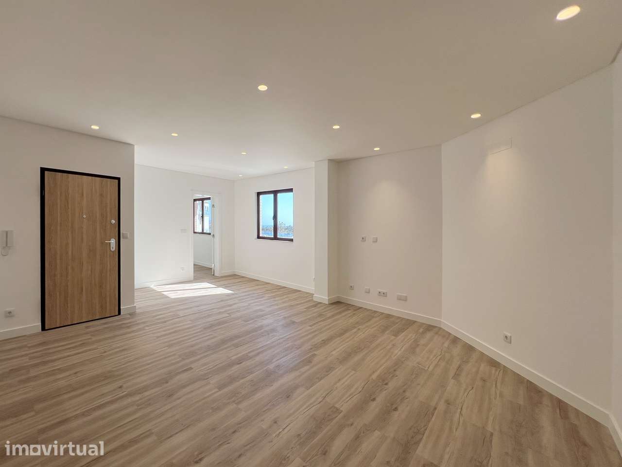 EXCELENTE OPORTUNIDADE DE INVESTIMENTO NA ERICEIRA - ESPAÇO REMODELADO - Grande imagem: 4/44