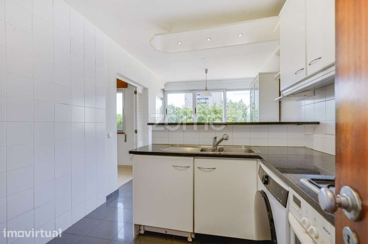 Apartamento T2 com Garagem para Arrendamento - Metro do Campo Grande - Grande imagem: 5/26