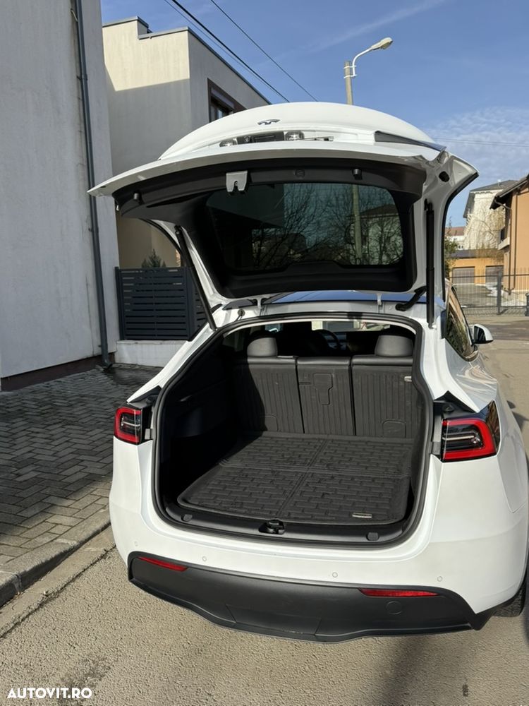 Tesla Model Y Long Range AWD - 24
