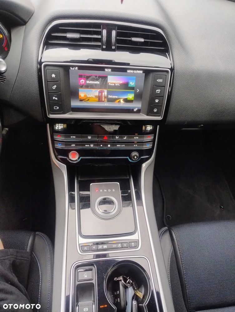 Jaguar XE 2.0 D R-Sport - 31