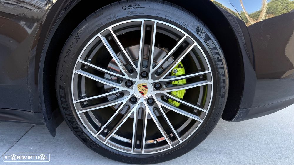 Porsche Panamera 4 E-Hybrid - 34