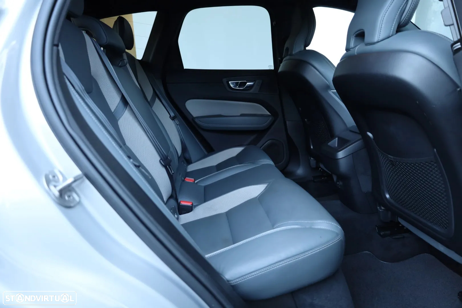 Volvo XC 60 2.0 B4 Plus Dark - 53