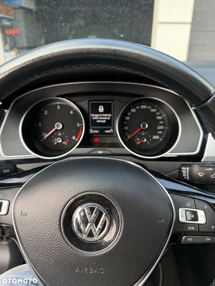 Volkswagen Passat - 12