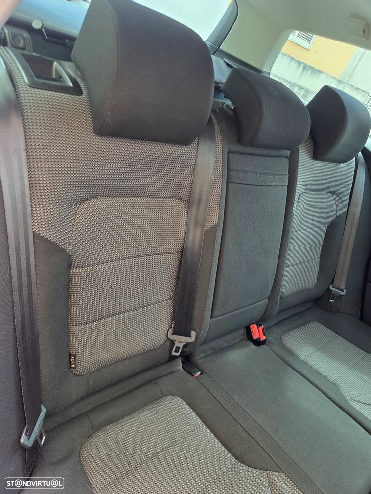 VW Passat 1.6 TDI Confortline - 19