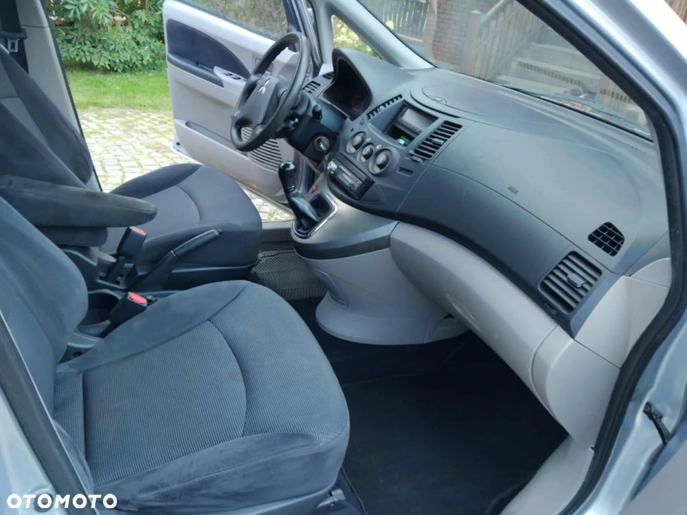 Mitsubishi Grandis 2.4 Intense - 8