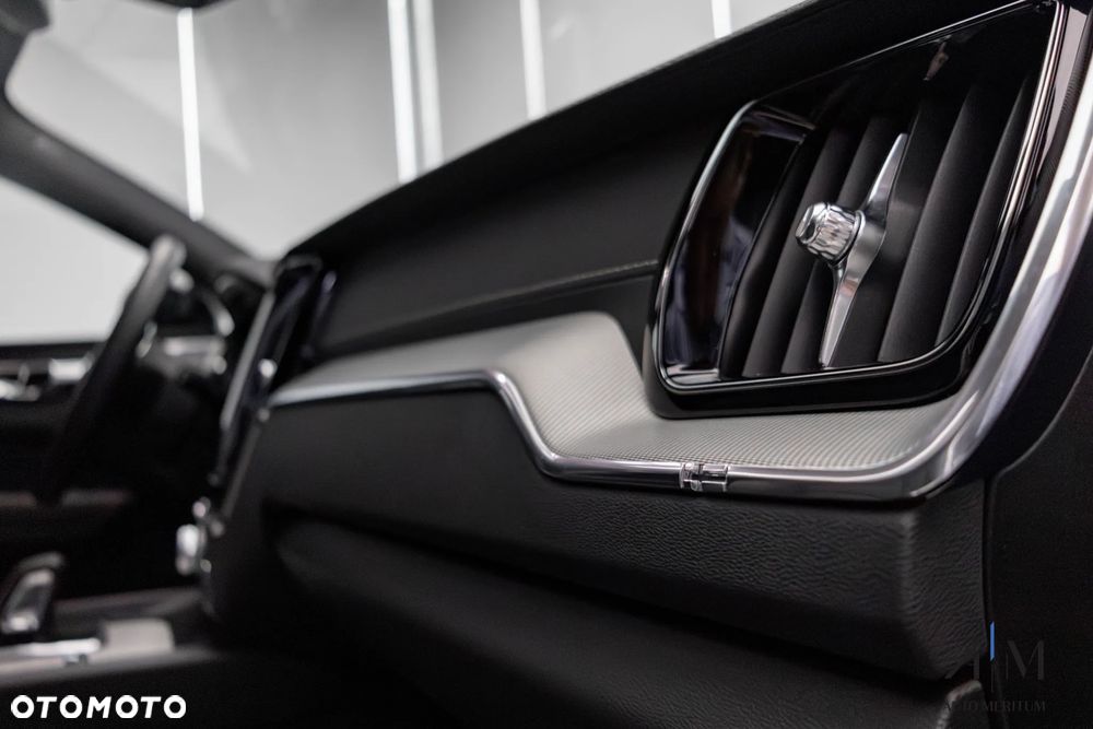 Volvo XC 60 B5 D AWD Ultimate Dark - 24