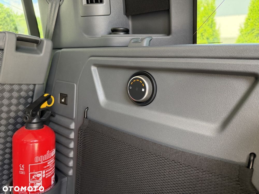 Land Rover Defender 3.0 D300 mHEV X-Dynamic HSE - 32