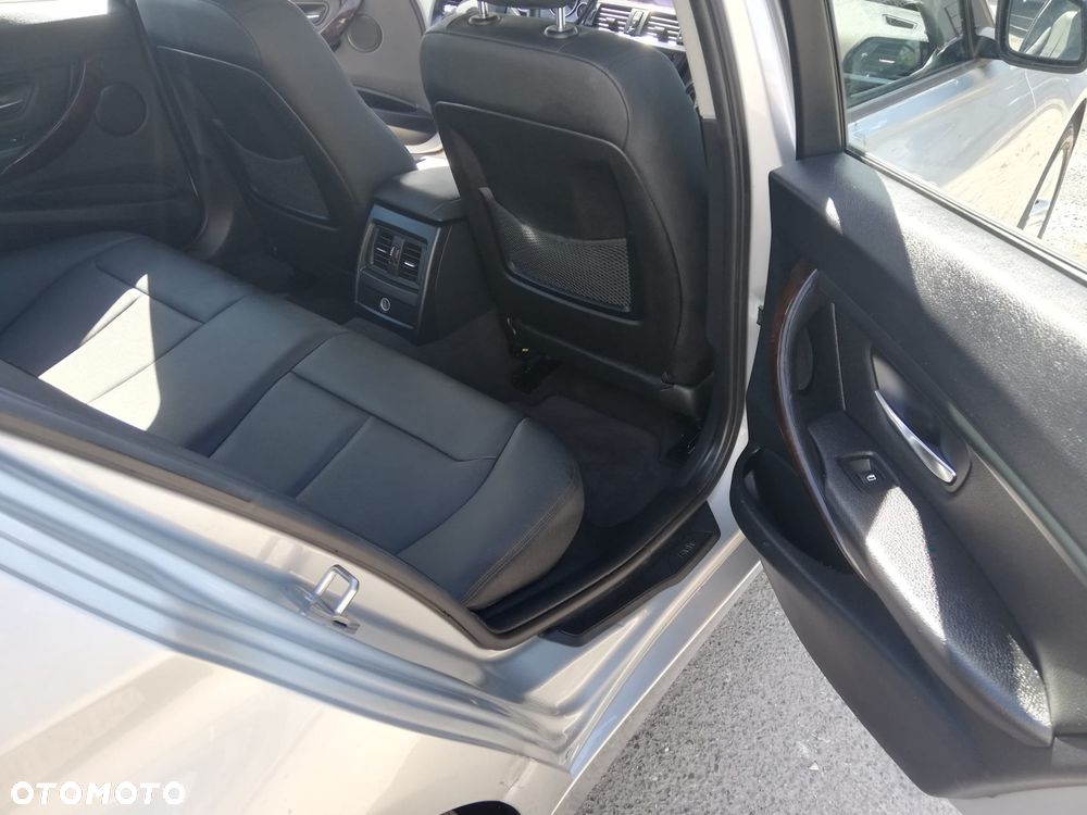BMW Seria 3 328i xDrive - 16