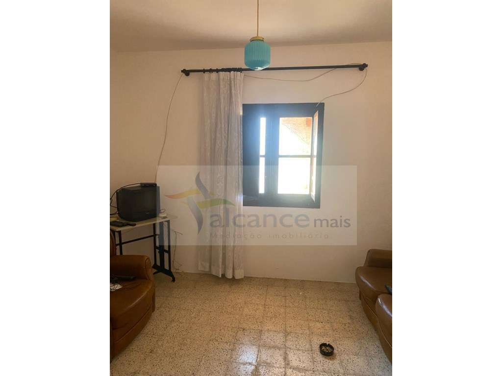 Moradia T4 com Quintal Amplo e Garagem - Oportunidade para Remodela... - Grande imagem: 5/13