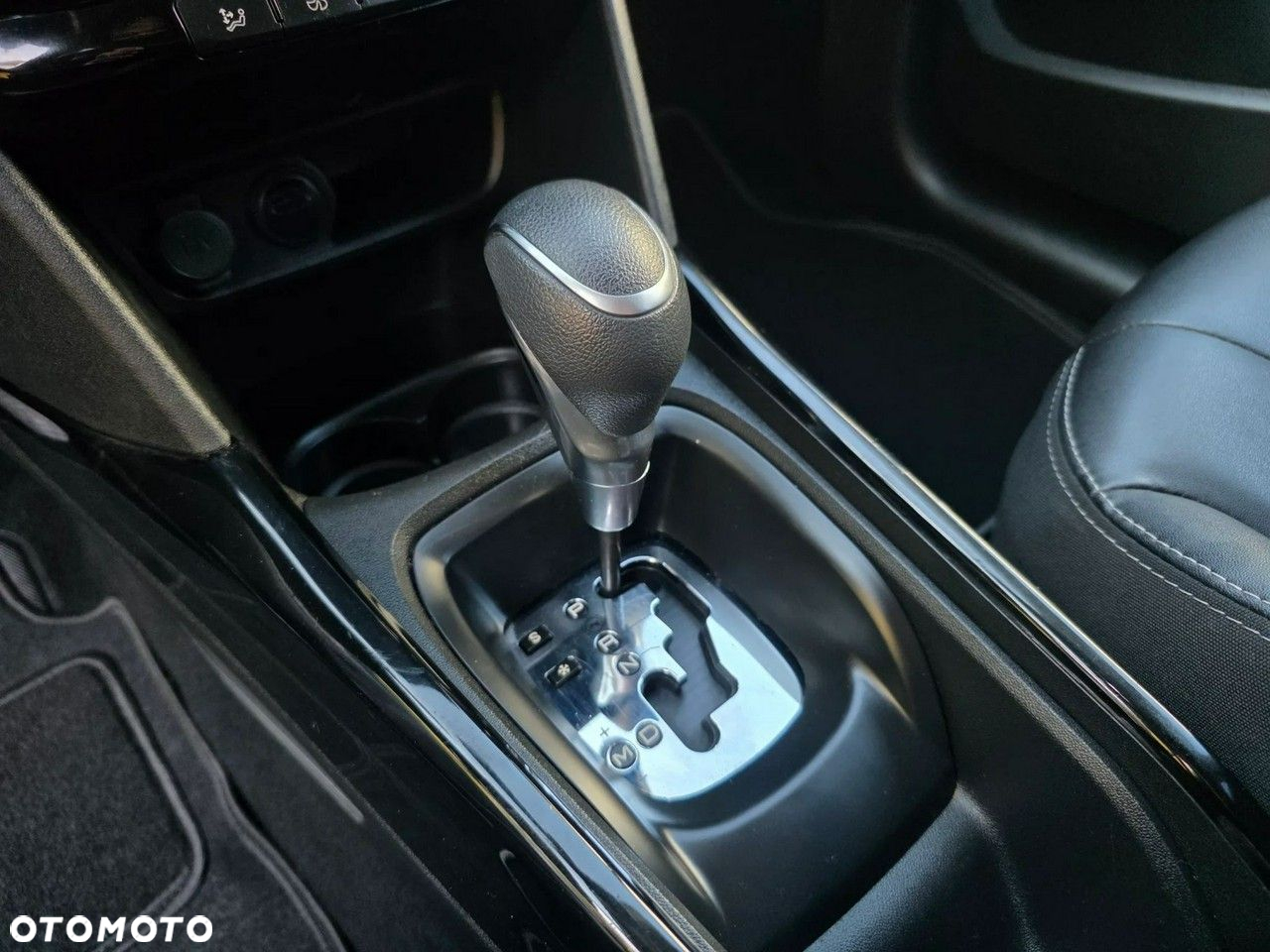 Peugeot 2008 1.2 Pure Tech Allure S&S EAT6 - 27