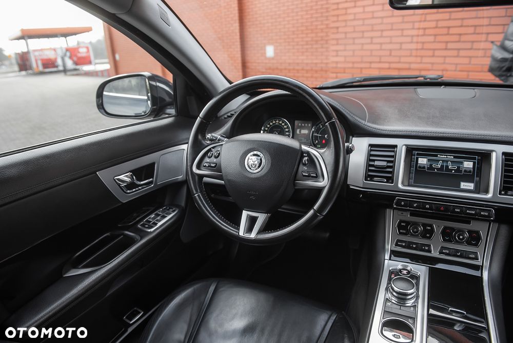 Jaguar XF 2.2 D Luxury - 28