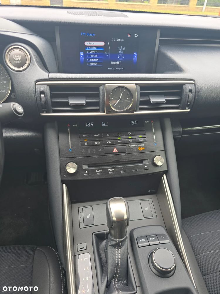 Lexus IS 200t / 300 Prestige - 28