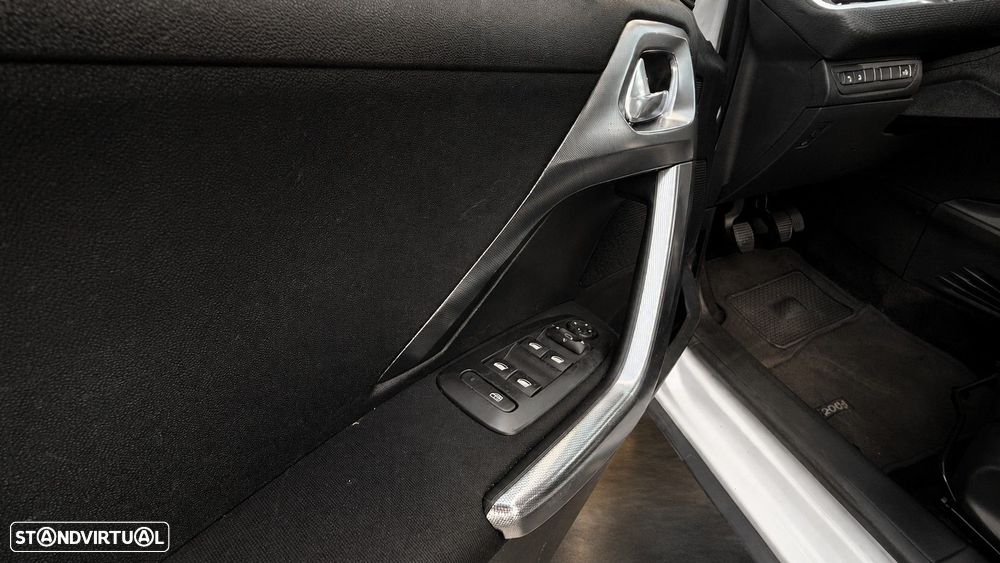Peugeot 2008 1.2 PureTech Allure - 22
