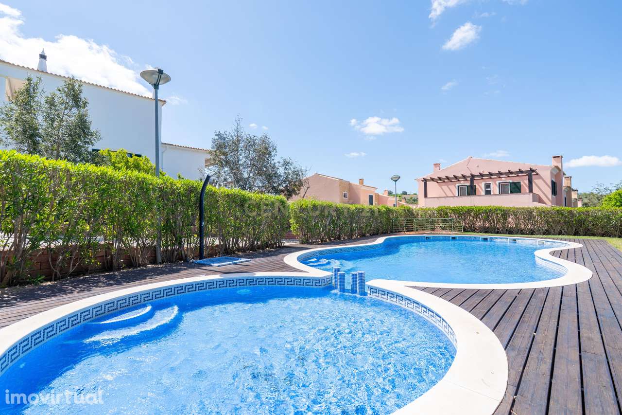 Moradia T3+1 com estacionamento e piscina comum em condomínio privado - Grande imagem: 2/40