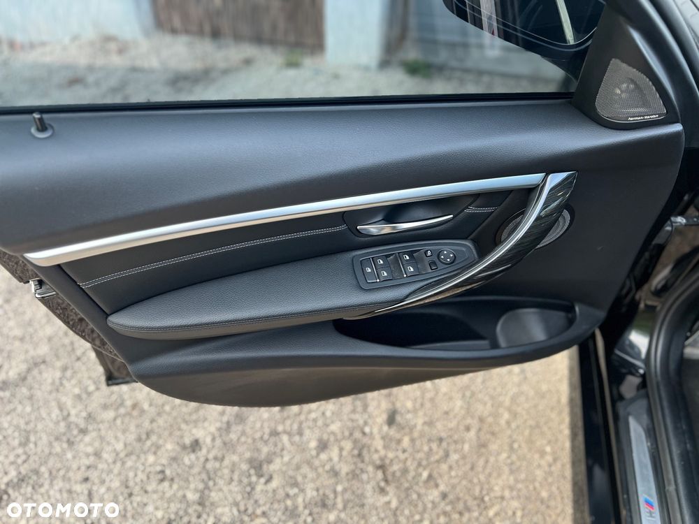 BMW Seria 3 330i xDrive Edition M Sport Shadow - 19