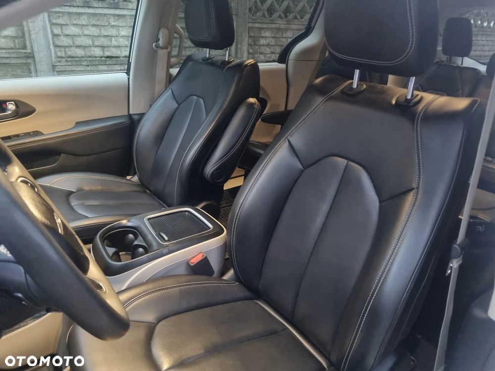 Chrysler Pacifica - 17