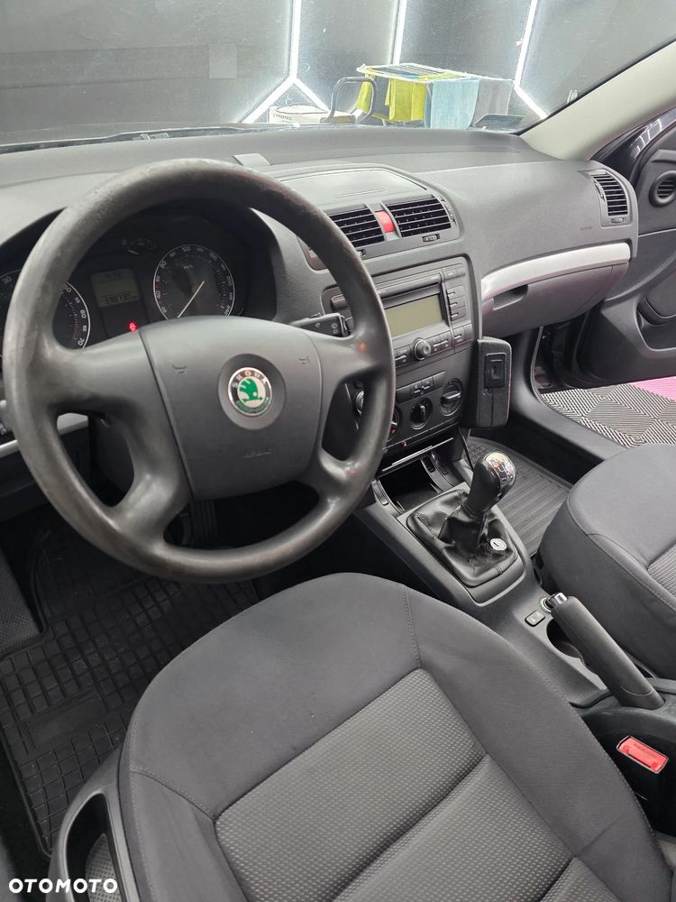 Skoda Octavia 1.6 Ambiente - 11