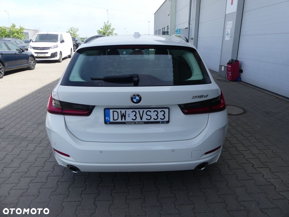 BMW Seria 3 318d mHEV - 10
