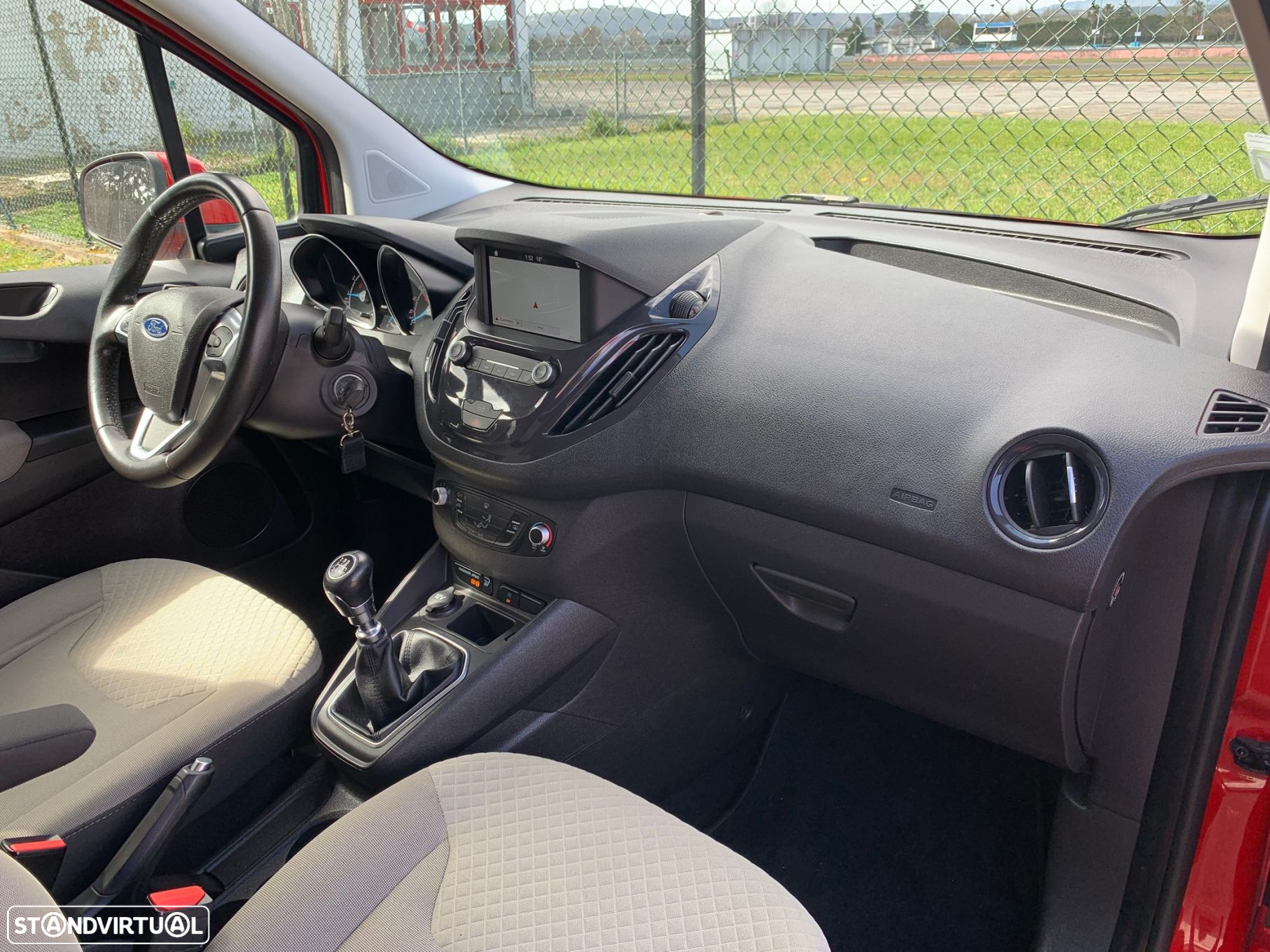 Ford Tourneo Connect 1.0i EcoBoost Titanium - 39