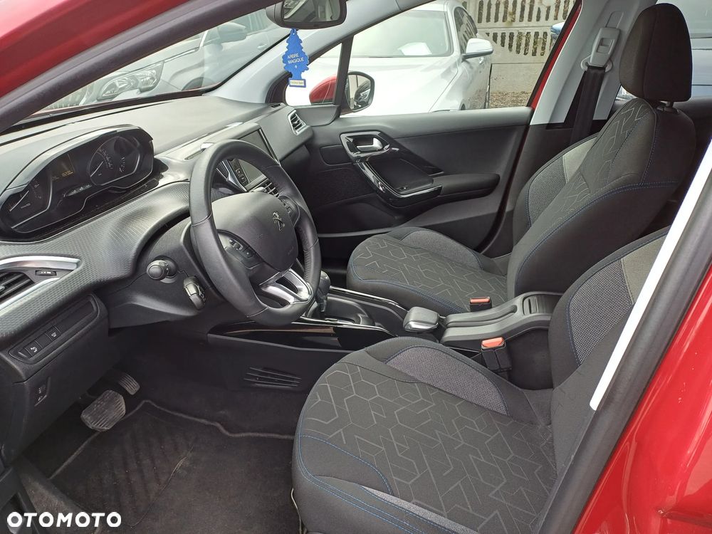 Peugeot 2008 1.2 Pure Tech GPF Signature S&S EAT6 - 14