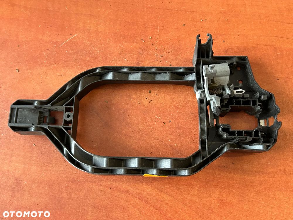 Stelaż klamki lewy 7C0837885B MAN TGE VW CRAFTR 2 - 3