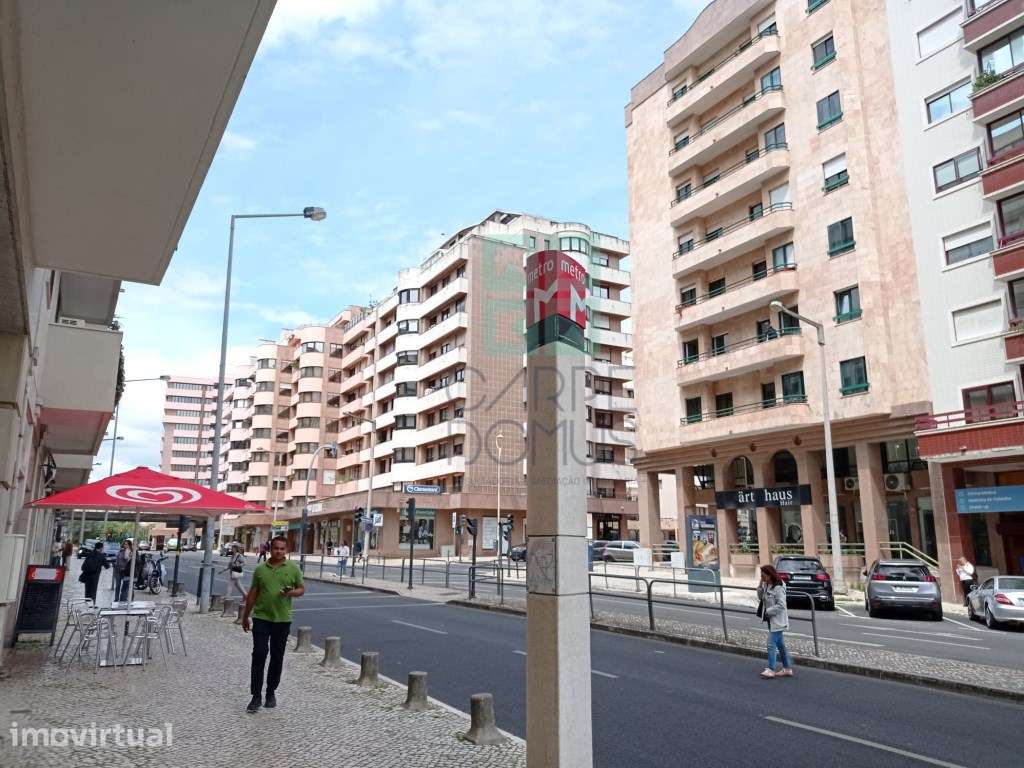 Apartamento T3 - renovado, c/ estacionamento, na Estrada da Luz - L... - Grande imagem: 4/32