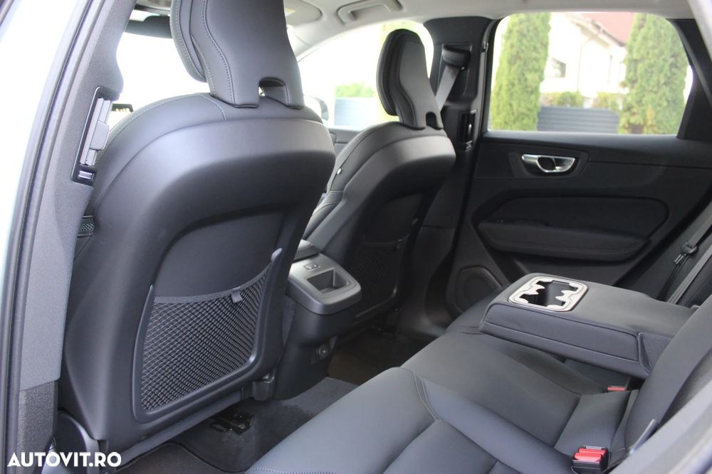 Volvo XC 60 B5 AT AWD MHEV Plus Dark - 30