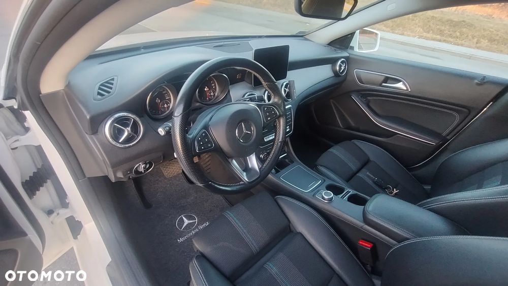 Mercedes-Benz CLA 200 7G-DCT Urban - 14