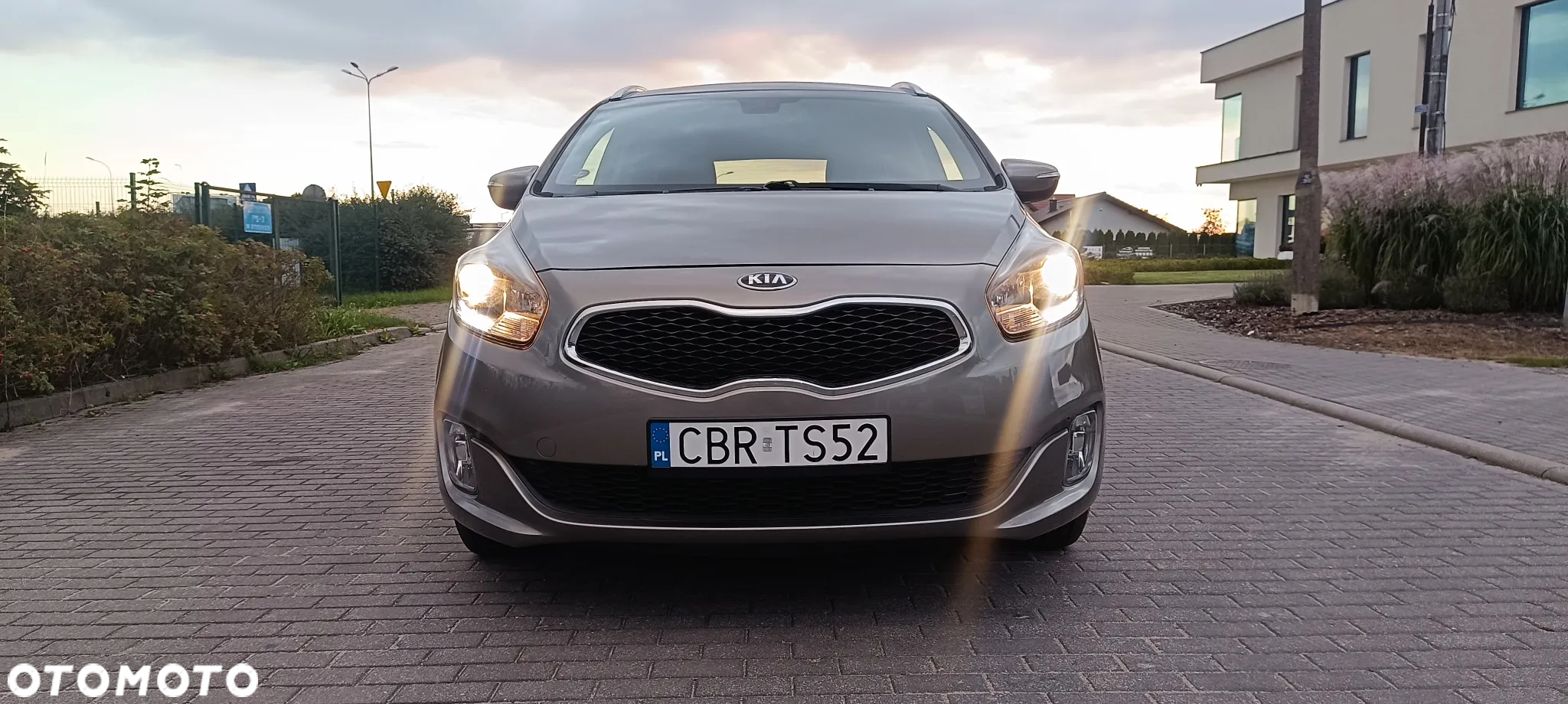 Kia Carens - 4