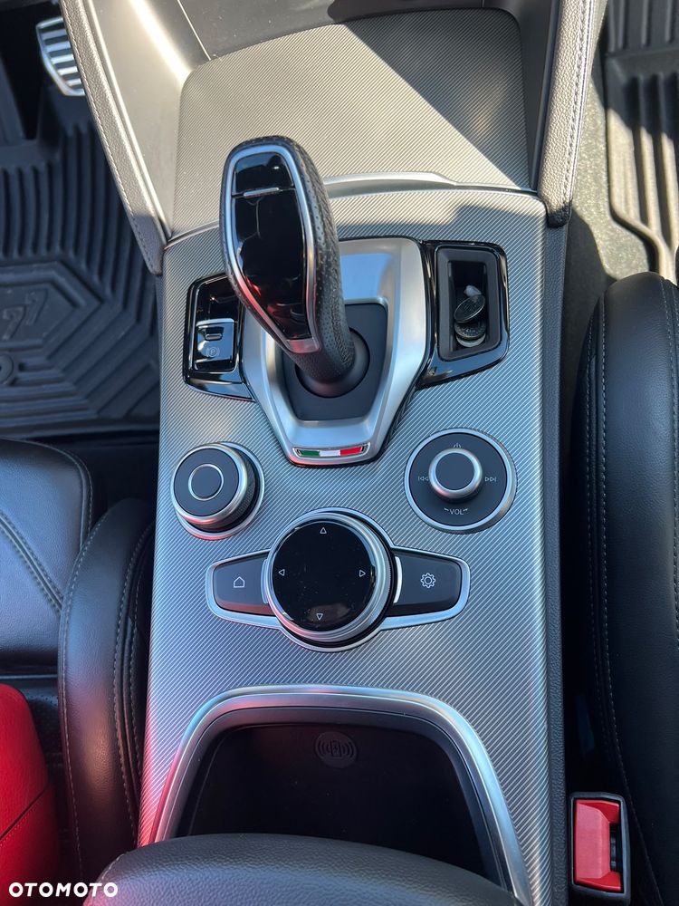 Alfa Romeo Stelvio - 8