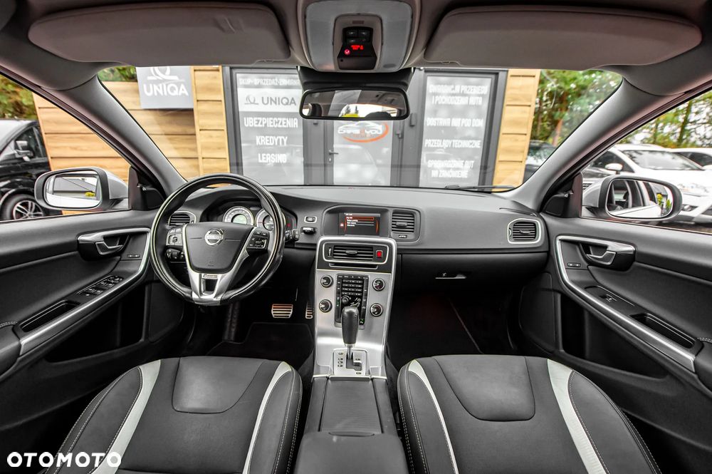Volvo V60 D5 AWD Geartronic R-Design - 24