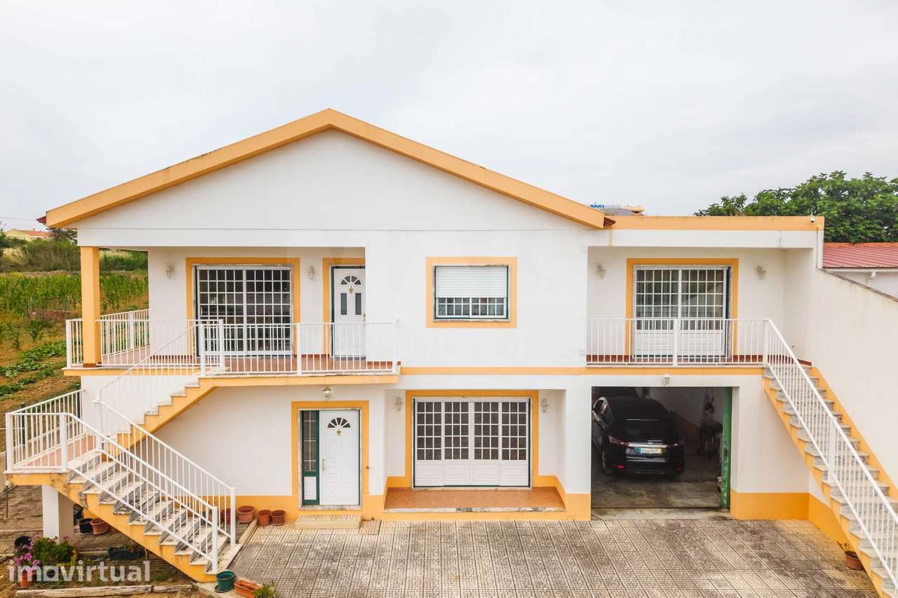 Moradia T5 com 2 Anexos em Terreno com mais de 1.400 m² - Grande imagem: 2/50