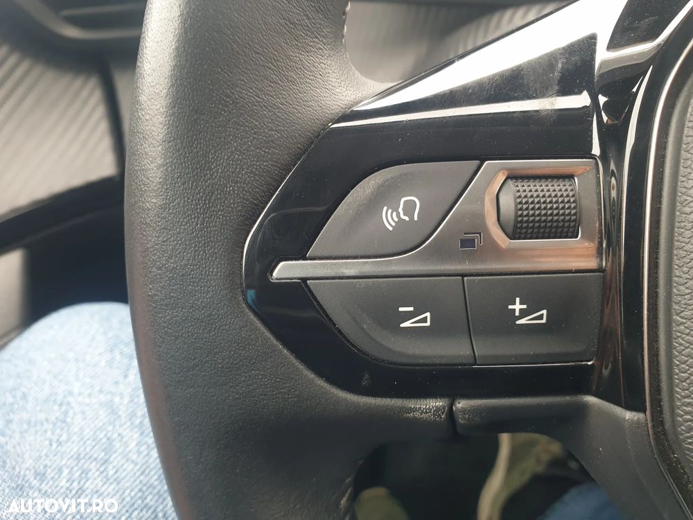Peugeot 2008 1.2 L PureTech STT Allure - 34