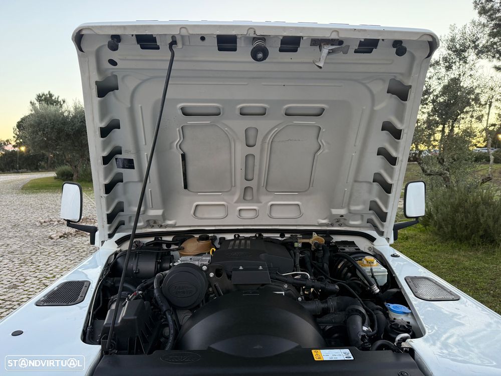 Land Rover Defender - 32