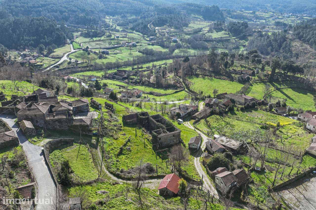 Moradia para reconstruir com terreno de 3.400 m2 - Ribeira de Pena