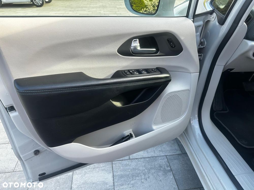 Chrysler Pacifica - 10