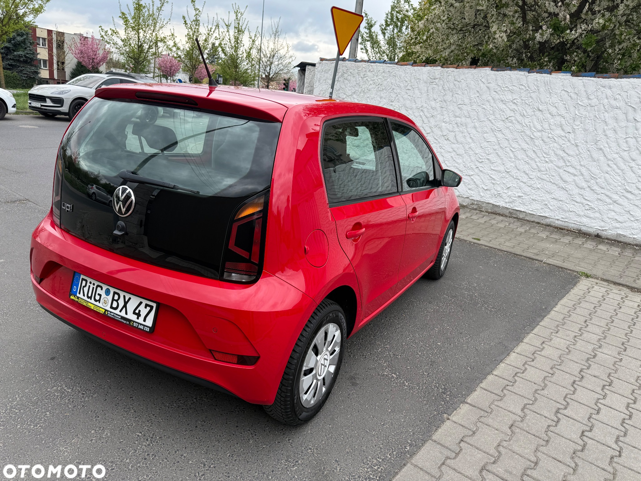 Volkswagen up! colour fortana red - 4