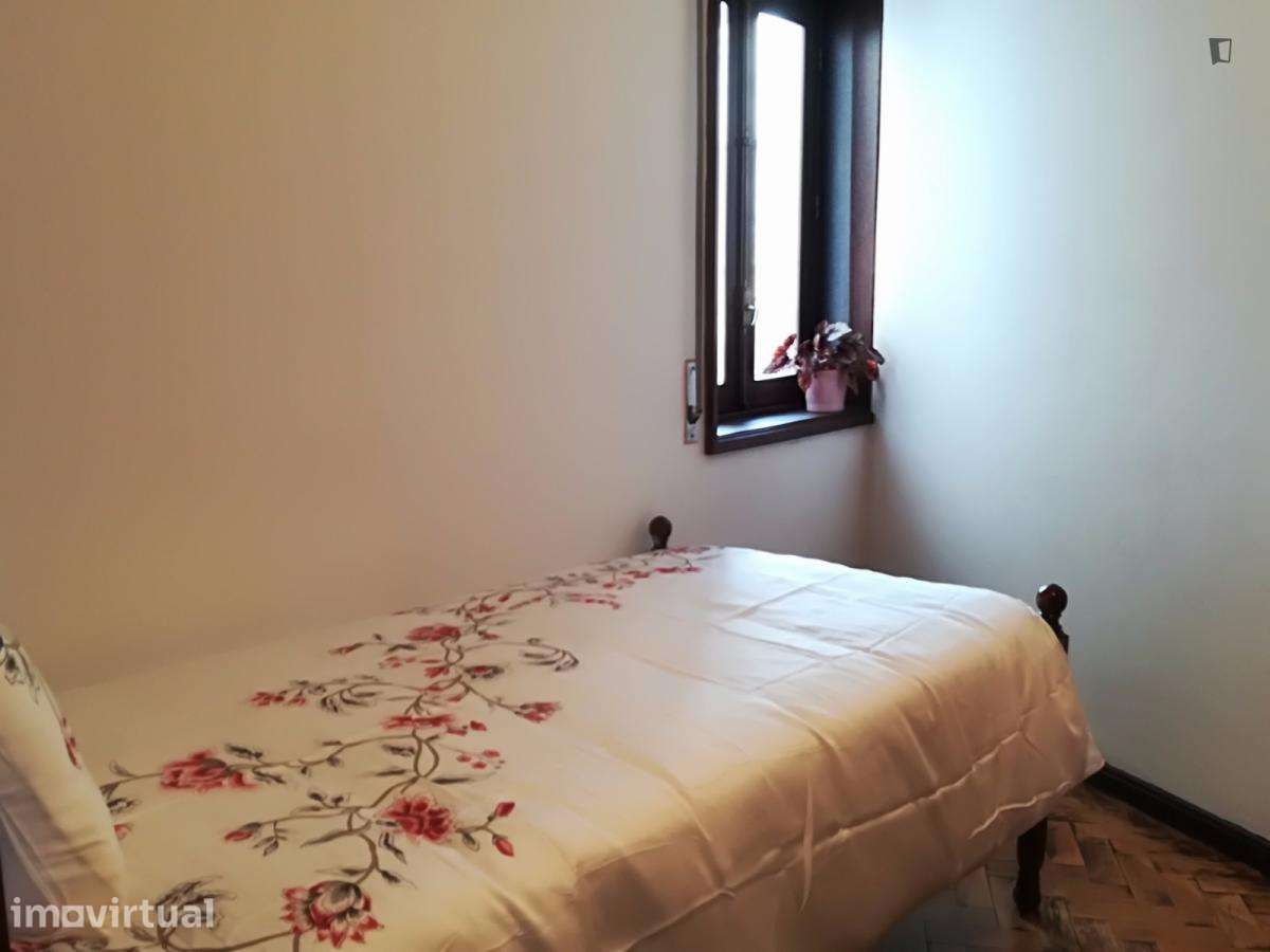 Quarto - localizado em Mafamude Porto - Grande imagem: 3/21