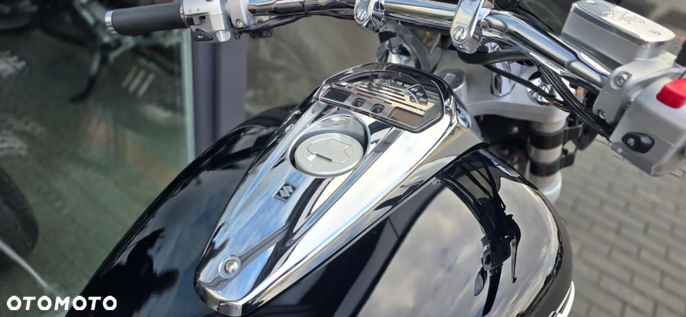 Suzuki Intruder - 16